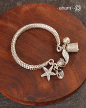 Up your wrist game with the A.M P.M Silver bracelet! The charm bracelet, complete with a beautiful weave pattern inspired by Thai craftsmanship. Perfect for adding a playful touch to any outfit. These are crafted in the finest 92.5 silver

The price is for one piece only.
