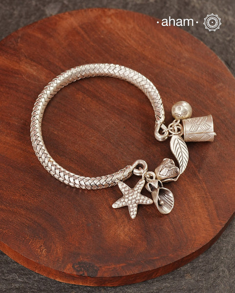 Up your wrist game with the A.M P.M Silver bracelet! The charm bracelet, complete with a beautiful weave pattern inspired by Thai craftsmanship. Perfect for adding a playful touch to any outfit. These are crafted in the finest 92.5 silver

The price is for one piece only.