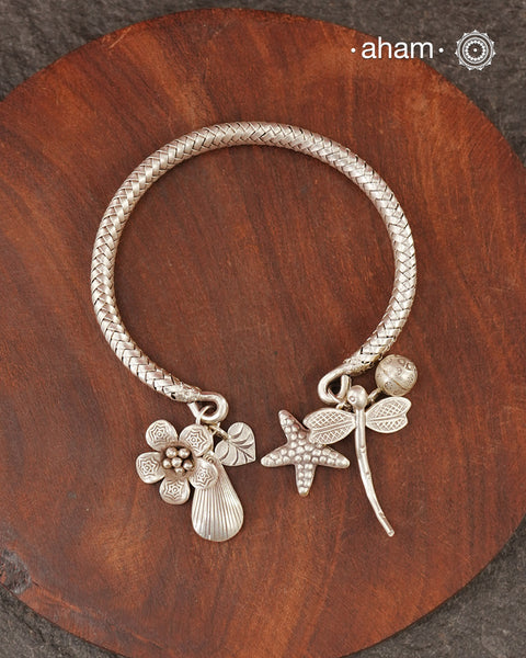 Up your wrist game with the A.M P.M Silver bracelet! The charm bracelet, complete with a beautiful weave pattern inspired by Thai craftsmanship. Perfect for adding a playful touch to any outfit. These are crafted in the finest 92.5 silver

The price is for one piece only.