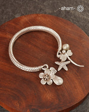 Up your wrist game with the A.M P.M Silver bracelet! The charm bracelet, complete with a beautiful weave pattern inspired by Thai craftsmanship. Perfect for adding a playful touch to any outfit. These are crafted in the finest 92.5 silver

The price is for one piece only.