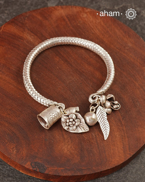 Up your wrist game with the A.M P.M Silver bracelet! The charm bracelet, complete with a beautiful weave pattern inspired by Thai craftsmanship. Perfect for adding a playful touch to any outfit. These are crafted in the finest 92.5 silver

The price is for one piece only.