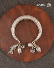 Up your wrist game with the A.M P.M Silver bracelet! The charm bracelet, complete with a beautiful weave pattern inspired by Thai craftsmanship. Perfect for adding a playful touch to any outfit. These are crafted in the finest 92.5 silver

The price is for one piece only.