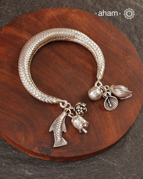 Up your wrist game with the A.M P.M Silver bracelet! The charm bracelet, complete with a beautiful weave pattern inspired by Thai craftsmanship. Perfect for adding a playful touch to any outfit. These are crafted in the finest 92.5 silver

The price is for one piece only.
