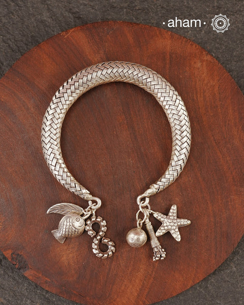 Up your wrist game with the A.M P.M Silver bracelet! The charm bracelet, complete with a beautiful weave pattern inspired by Thai craftsmanship. Perfect for adding a playful touch to any outfit. These are crafted in the finest 92.5 silver

The price is for one piece only.