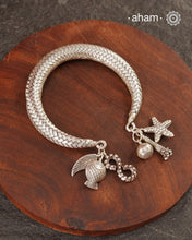 Up your wrist game with the A.M P.M Silver bracelet! The charm bracelet, complete with a beautiful weave pattern inspired by Thai craftsmanship. Perfect for adding a playful touch to any outfit. These are crafted in the finest 92.5 silver

The price is for one piece only.