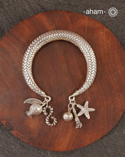 Up your wrist game with the A.M P.M Silver bracelet! The charm bracelet, complete with a beautiful weave pattern inspired by Thai craftsmanship. Perfect for adding a playful touch to any outfit. These are crafted in the finest 92.5 silver

The price is for one piece only.