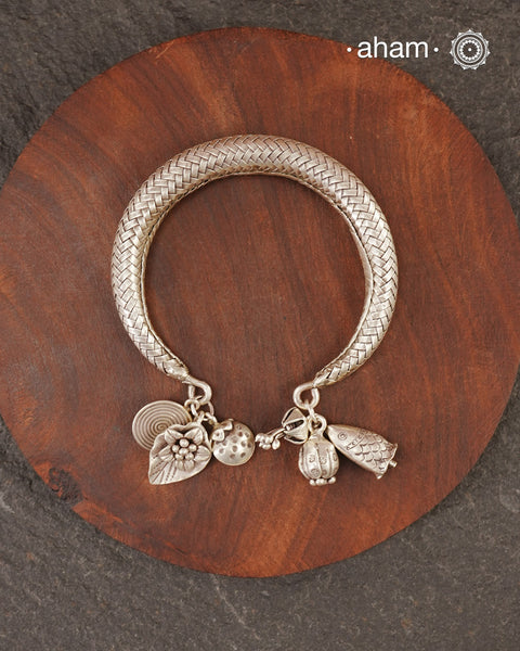 Up your wrist game with the A.M P.M Silver bracelet! The charm bracelet, complete with a beautiful weave pattern inspired by Thai craftsmanship. Perfect for adding a playful touch to any outfit. These are crafted in the finest 92.5 silver

The price is for one piece only.