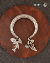 Up your wrist game with the A.M P.M Silver bracelet! The charm bracelet, complete with a beautiful weave pattern inspired by Thai craftsmanship. Perfect for adding a playful touch to any outfit. These are crafted in the finest 92.5 silver

The price is for one piece only.