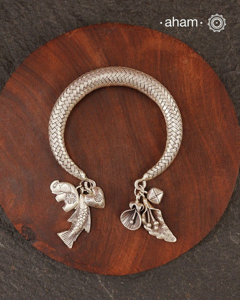 Up your wrist game with the A.M P.M Silver bracelet! The charm bracelet, complete with a beautiful weave pattern inspired by Thai craftsmanship. Perfect for adding a playful touch to any outfit. These are crafted in the finest 92.5 silver

The price is for one piece only.