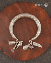 Up your wrist game with the A.M P.M Silver bracelet! The charm bracelet, complete with a beautiful weave pattern inspired by Thai craftsmanship. Perfect for adding a playful touch to any outfit. These are crafted in the finest 92.5 silver.&nbsp;

The price is for one piece only.