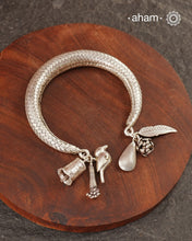 Up your wrist game with the A.M P.M Silver bracelet! The charm bracelet, complete with a beautiful weave pattern inspired by Thai craftsmanship. Perfect for adding a playful touch to any outfit. These are crafted in the finest 92.5 silver

The price is for one piece only.