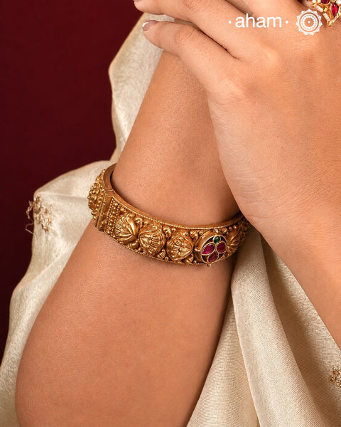 Enhance your traditional look with our Nakash Gold Polish Silver Kada. Crafted in silver with a stunning gold polish, the openable design features beautiful work and lotus motifs, accented with kemp flowers. Easy to wear and perfect for any occasion.
Price is for one piece only.