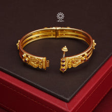 This intricate Gold Polish Silver Hand Kada is a timeless piece, with a subtle and elegant tar work design complemented by kemp highlights. Crafted in sterling silver with a luxurious gold polish, this openable bangle is a must-have accessory that will never go out of style. The price is for one piece kada only.