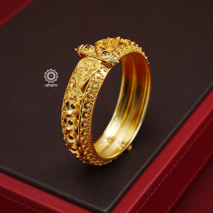 Expertly crafted in silver with a dazzling gold polish, this Intricate Gold Polish Silver Hand Kada is a true classic. Adorned with stunning tar work and kemp stone highlights, this timeless piece never goes out of style. Openable design adds convenience and versatility. The price is for one piece kada only.