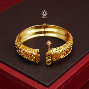 Expertly crafted in silver with a dazzling gold polish, this Intricate Gold Polish Silver Hand Kada is a true classic. Adorned with stunning tar work and kemp stone highlights, this timeless piece never goes out of style. Openable design adds convenience and versatility. The price is for one piece kada only.