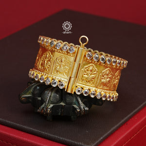 This gold polish silver Kada with zircon stone highlights is a classic and versatile piece, crafted in silver for weddings and special occasions. Its elegant design and openable option make it a must-have accessory. Add a touch of sophistication to any outfit with this timeless Kada. The price is for a One pieces kada only. 