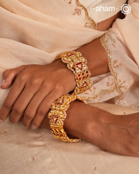 Classic and versatile gold polish kundan Kadas, handcrafted in 92.5 sterling silver.
Must have for piece for weddings and occasions.
The price is for piece kada only.&nbsp; Comes as a pair.