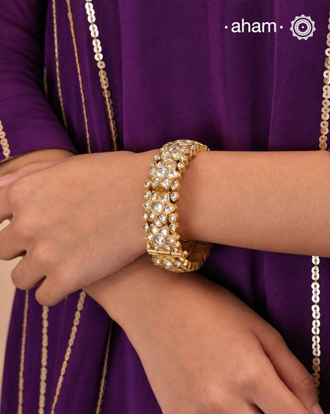 Classic and versatile gold polish kundan Kada.
must have for piece for weddings and occasions.The price is for one piece kada only.
