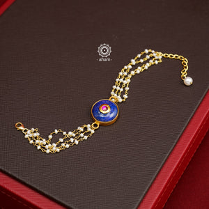 This Lapiz old Polish Silver Bracelet features a stunning green quartz with pink kundan inlay and delicate pearls. Ideal for family gatherings and festivities, this delicate bracelet will add a touch of elegance to any outfit. Hand-crafted with care in silver with gold polish, it's the perfect accessory for any occasion.