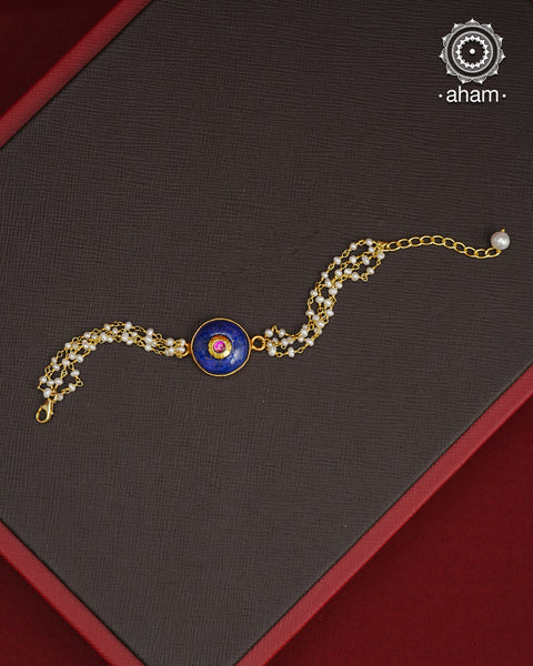 This Lapiz old Polish Silver Bracelet features a stunning green quartz with pink kundan inlay and delicate pearls. Ideal for family gatherings and festivities, this delicate bracelet will add a touch of elegance to any outfit. Hand-crafted with care in silver with gold polish, it's the perfect accessory for any occasion.