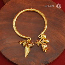 Up your wrist game with the A.M P.M Silver bracelet! The charm bracelet, complete with a beautiful weave pattern inspired by Thai craftsmanship. Perfect for adding a playful touch to any outfit. These are crafted in the finest 92.5 silver with gold plated.