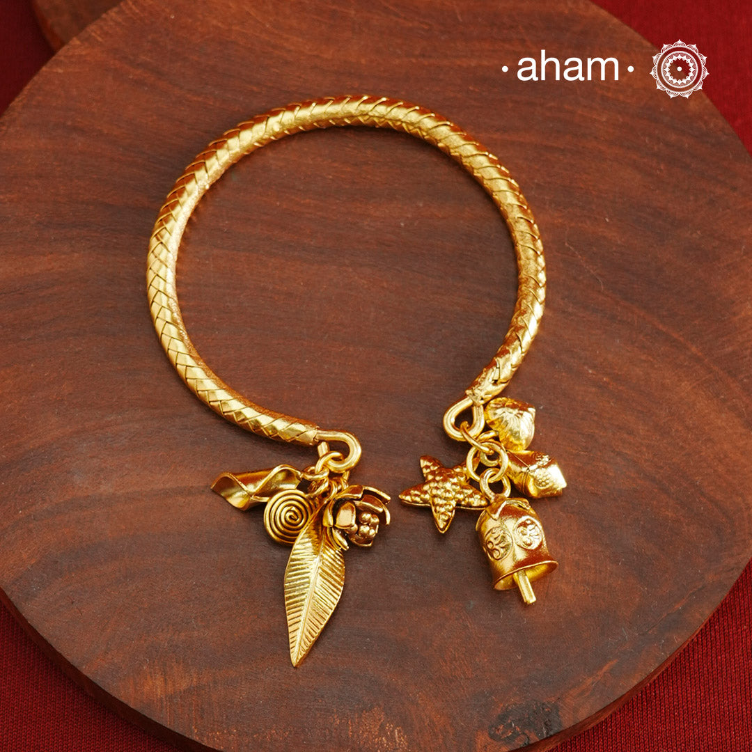 Up your wrist game with the A.M P.M Silver bracelet! The charm bracelet, complete with a beautiful weave pattern inspired by Thai craftsmanship. Perfect for adding a playful touch to any outfit. These are crafted in the finest 92.5 silver with gold plated.