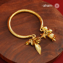 Up your wrist game with the A.M P.M Silver bracelet! The charm bracelet, complete with a beautiful weave pattern inspired by Thai craftsmanship. Perfect for adding a playful touch to any outfit. These are crafted in the finest 92.5 silver with gold plated.