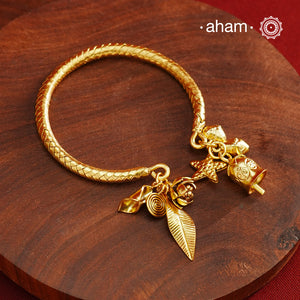 Up your wrist game with the A.M P.M Silver bracelet! The charm bracelet, complete with a beautiful weave pattern inspired by Thai craftsmanship. Perfect for adding a playful touch to any outfit. These are crafted in the finest 92.5 silver with gold plated.