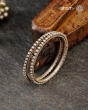 Pair of vintage silver bangles.
Comes as a pair
