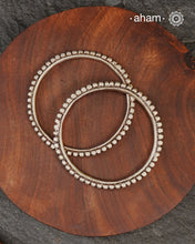 Pair of vintage silver bangles.
Comes as a pair