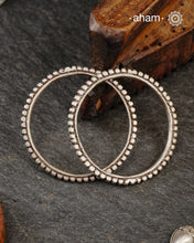 Pair of vintage silver bangles.
Comes as a pair