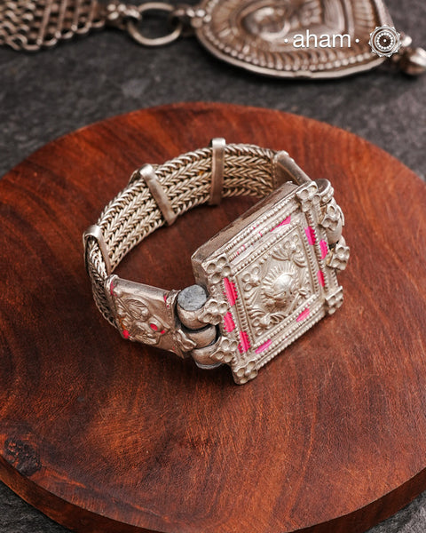 Handcrafted vintage silver Bracelet.
Beautiful piece from a bygone era, that bring back memories and stories of that time.