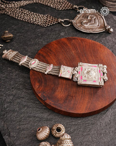 Handcrafted vintage silver Bracelet.
Beautiful piece from a bygone era, that bring back memories and stories of that time.