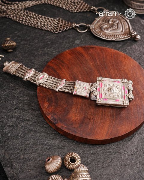 Handcrafted vintage silver Bracelet.
Beautiful piece from a bygone era, that bring back memories and stories of that time.