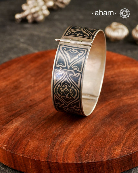 Vintage silver kada with intricate enamel work, handcrafted by skilful artisans. This piece belongs to Central Asia,Turkmen area. Beautiful piece from a bygone era, that bring back memories and stories of that time.
The price is for one piece only. 
