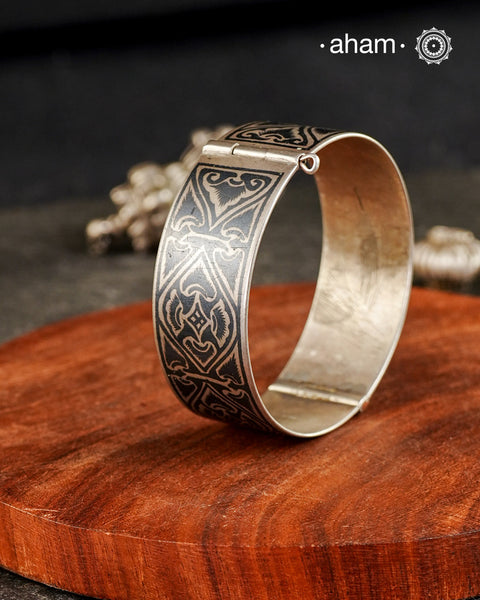 Vintage silver kada with intricate enamel work, handcrafted by skilful artisans. This piece belongs to Central Asia,Turkmen area. Beautiful piece from a bygone era, that bring back memories and stories of that time.
The price is for one piece only. 