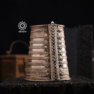 Vintage silver kada with intricate work, handcrafted by skilful artisans. Beautiful piece from a bygone era, that bring back memories and stories of that time. 
The price is for one piece only.
