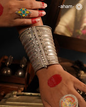 Vintage silver kada with intricate work, handcrafted by skilful artisans.Beautiful piece from a bygone era, that bring back memories and stories of that time.
The price is for one piece only.