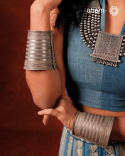 Vintage silver kada with intricate work, handcrafted by skilful artisans.Beautiful piece from a bygone era, that bring back memories and stories of that time.
The price is for one piece only.
