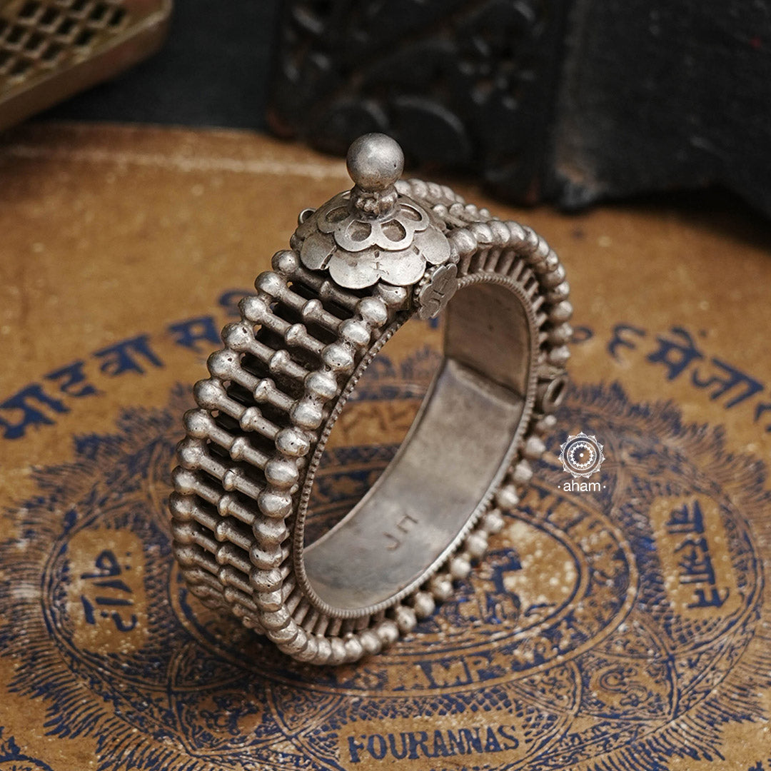 Vintage silver kada with intricate work, handcrafted by skilful artisans. Beautiful piece from a bygone era, that bring back memories and stories of that time.  Place of Origin: Rajathan / Gujarat 