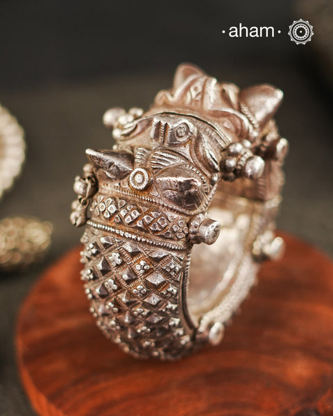 Our collection proudly showcases a rare and exquisite pair of vintage Todo or Kalla anklets, originating from the culturally rich region of Gujarat, India. These anklets transcend mere adornments; they are a testament to the artistry and craftsmanship of generations past. Handcrafted with meticulous precision using solid silver and employing remarkable repousse and chasing techniques, they exemplify the unparalleled skill of artisans who have honed their craft over centuries.

