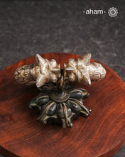 Vintage silver kada with intricate work, handcrafted by skilful artisans. Beautiful piece from a bygone era, that bring back memories and stories of that time. 