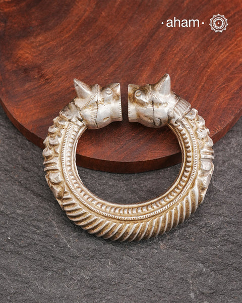Vintage silver kada with intricate work, handcrafted by skilful artisans. Beautiful piece from a bygone era, that bring back memories and stories of that time. 