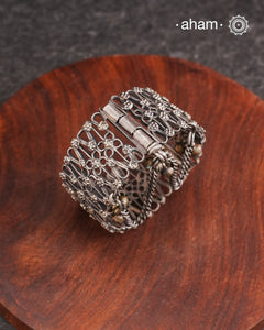 Vintage silverkadawith intricate work, handcrafted by skilful artisans.Beautiful piece from a bygone era, that bring back memories and stories of that time.
The price is for one piece only.