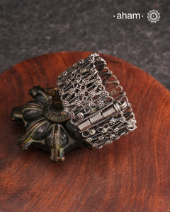 Vintage silverkadawith intricate work, handcrafted by skilful artisans.Beautiful piece from a bygone era, that bring back memories and stories of that time.
The price is for one piece only.