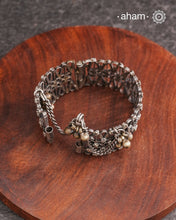 Vintage silverkadawith intricate work, handcrafted by skilful artisans.Beautiful piece from a bygone era, that bring back memories and stories of that time.
The price is for one piece only.
