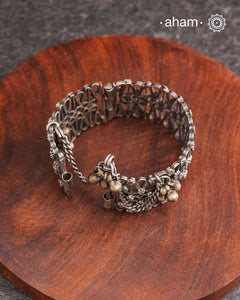 Vintage silverkadawith intricate work, handcrafted by skilful artisans.Beautiful piece from a bygone era, that bring back memories and stories of that time.
The price is for one piece only.