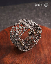 Vintage silverkadawith intricate work, handcrafted by skilful artisans.Beautiful piece from a bygone era, that bring back memories and stories of that time.
The price is for one piece only.