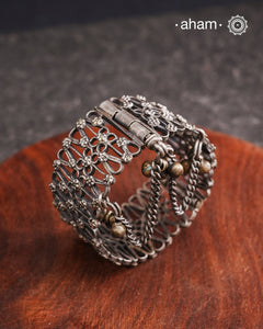 Vintage silverkadawith intricate work, handcrafted by skilful artisans.Beautiful piece from a bygone era, that bring back memories and stories of that time.
The price is for one piece only.