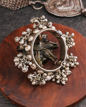 Vintage silver kada with statement ghungroo bunch, handcrafted by skilful artisans. Beautiful piece from a bygone era, that bring back memories and stories of that time
The price is for one piece only.